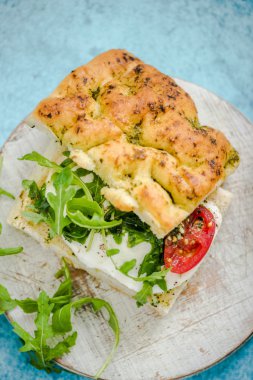 yararları rucola, domates ve mozzarella ile
