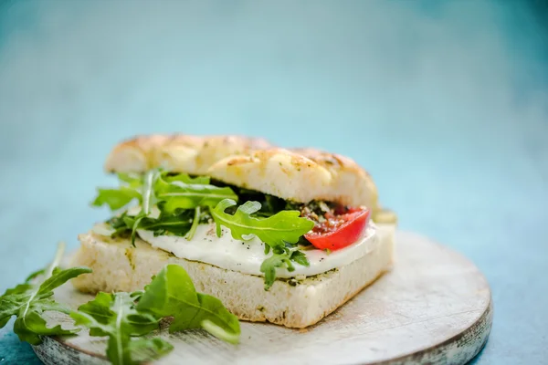 Sándwich con rúcula — Foto de Stock