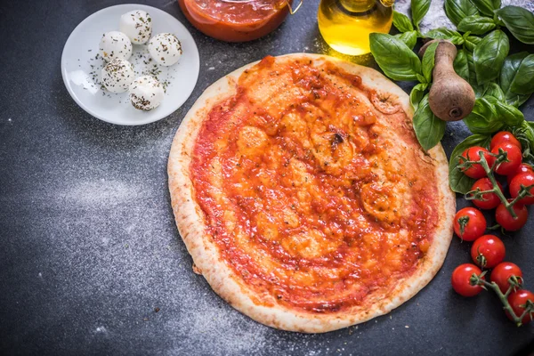 Italienische margherita pizza — Stockfoto