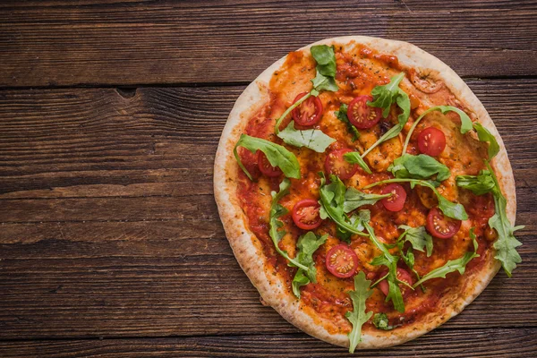 Pizza italiana con tomates y rúcula —  Fotos de Stock