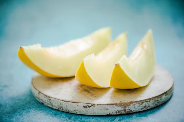 Ananasový meloun měsíčky nakrájené na palubě — Stock fotografie