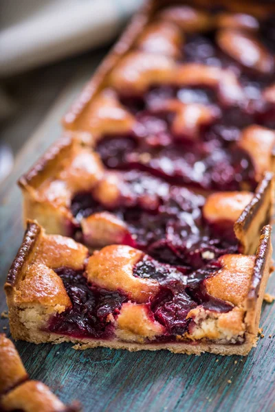 Sliced cherry pie — Stock Photo, Image