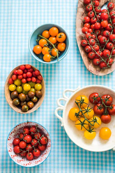 Φρέσκα προϊόντα ντομάτες στο τραπέζι — Φωτογραφία Αρχείου