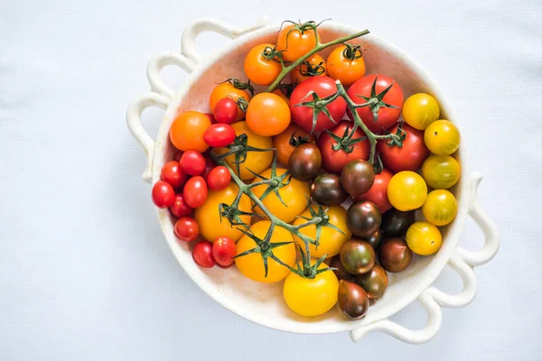 Kom met verse geassorteerde tomaten — Stockfoto