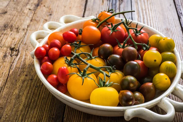 Tomatenauswahl in rustikaler Schüssel — Stockfoto