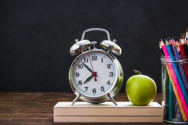 okul malzemeleri kara tahta karşı