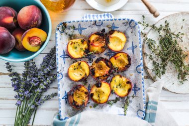 Bal ile pişmiş olgun şeftali