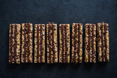 kurutulmuş meyve ve fındık ile tahıl barlar