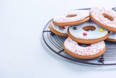 gingerbread çerezleri soğutma tepsisi üzerinde