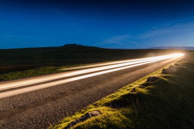 Geceleri araba dinamik hareket