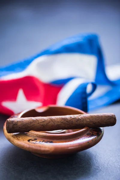 Kubanska cigarr i askfat — Stockfoto
