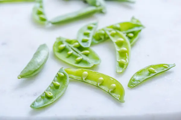 Fresh and vibrant green pea — Stock Photo, Image