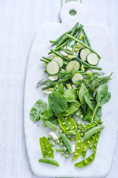 Свіжі і хрусткі зелені овочі — стокове фото