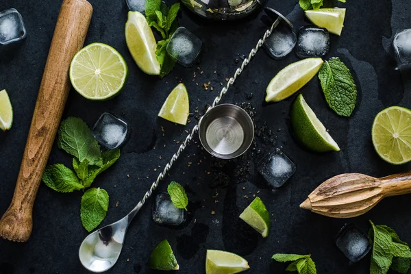 düz yatıyordu ferahlatıcı kokteyl kavramı