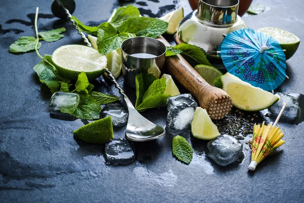 Exotic and refreshing tropical cocktail — Stock Photo, Image