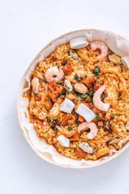 Geleneksel İspanyol deniz ürünleri paella