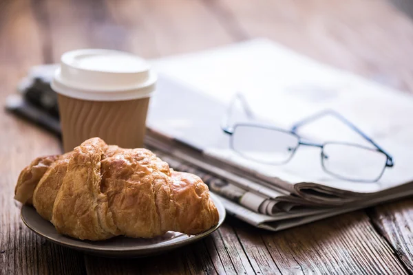 Frühstück und Zeitung — Stockfoto