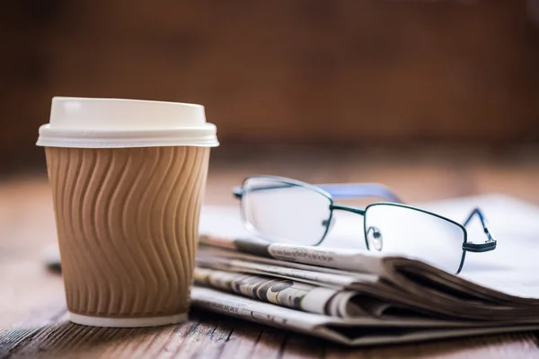 Wegnemen koffie en krant — Stockfoto