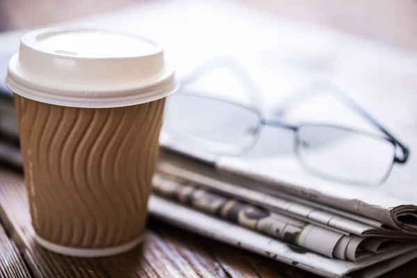 Kaffee und Zeitung Hintergrund — Stockfoto