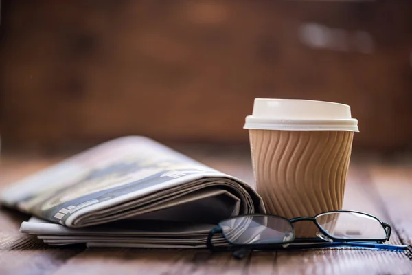 Leve café e jornal — Fotografia de Stock
