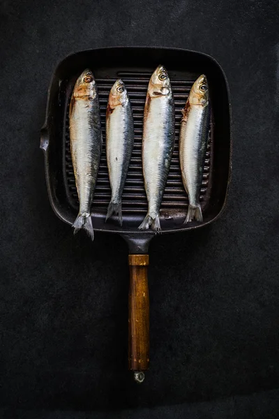 Pescado fresco entero en sartén — Foto de Stock