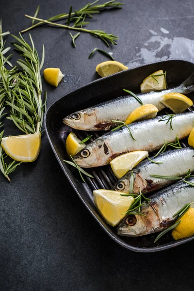 Sardin de pescado entero en sartén — Foto de Stock