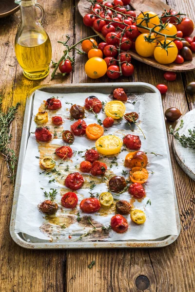 Ржавые помидоры, здоровое питание — стоковое фото