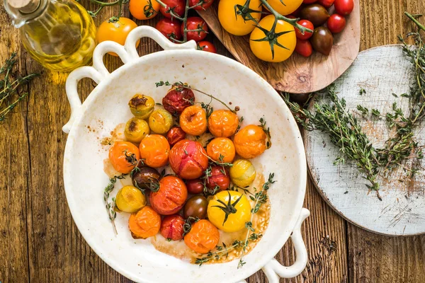 Miska z pieczonych pomidorów — Zdjęcie stockowe