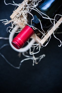 koyu slate üzerinde şarap şişesi