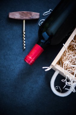 kırmızı şarap şişesi ve mahzende ahşap kasa