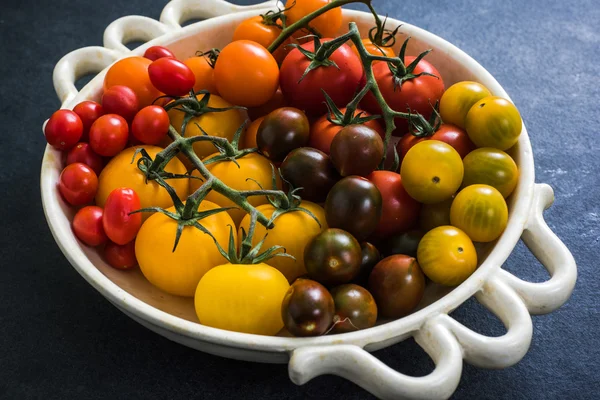 Tomates em boliche em ardósia escura — Fotografia de Stock