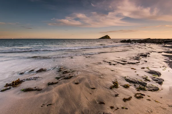 Lonely island på horisonten — Stockfoto
