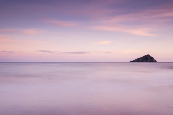 Île solitaire au coucher du soleil — Photo
