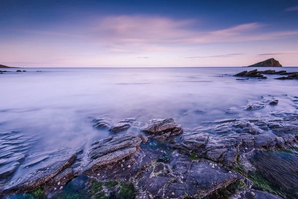 Gün batımında mavi ve pembe sky Beach — Stok fotoğraf