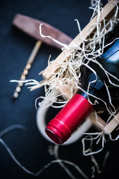 Ahşap durumda şarap şişesi — Stok fotoğraf