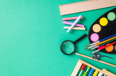 Renkli arkaplan üzerine okul malzemeleri