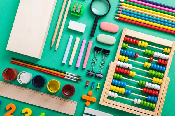 Materiales de la escuela primaria en el tablero verde — Foto de Stock