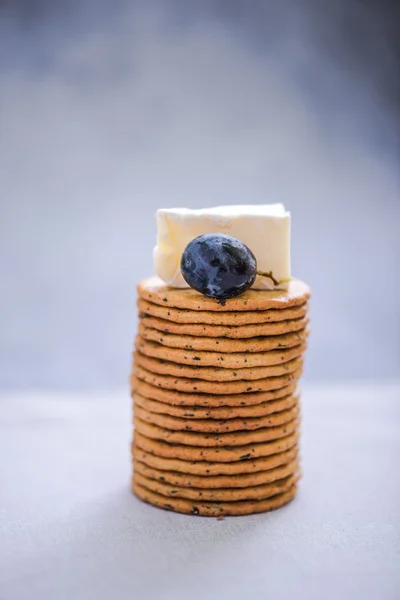 Kulaté sušenky s hermelínem a hroznů — Stock fotografie