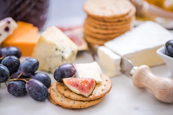 Biscoitos com seleção de queijo — Fotografia de Stock