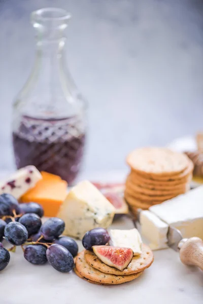 Placa de queijo com uvas, vinho, figo e azeitonas — Fotografia de Stock