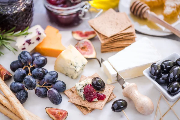 Servindo placa de queijo com ampla seleção — Fotografia de Stock