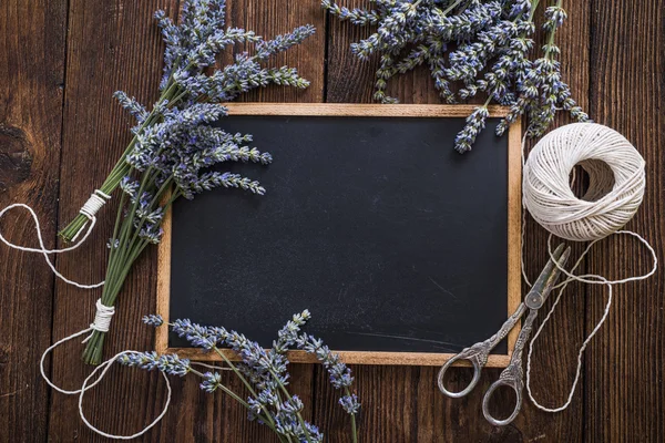 Lavanda na mesa de madeira — Fotografia de Stock