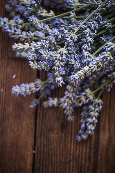 Lavendelblomst på trebord – stockfoto