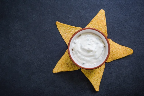 Nachos crujientes con salsa cremosa — Foto de Stock