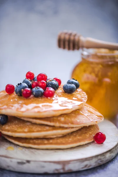 Crêpes au groseille et baies — Photo