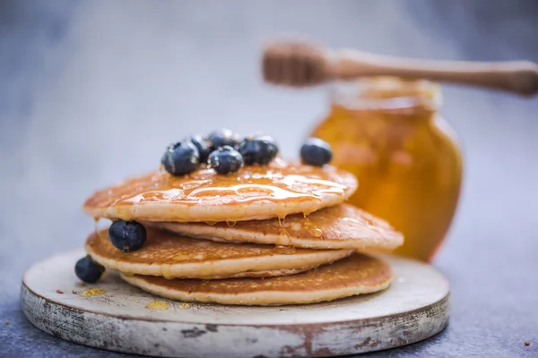 Crêpes aux myrtilles et au miel — Photo