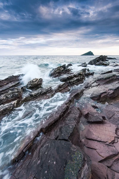 Stormigt och dramatiska moln över klippstrand — Stockfoto