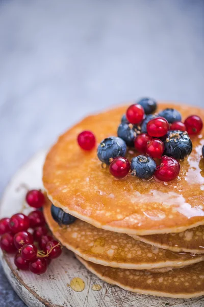 Crêpes au groseille et baies — Photo