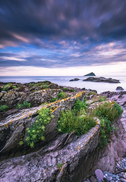 Dramatische licht op blauw uur op het strand — Stockfoto