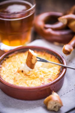 Peynirli Fondü çubuk kraker ile kış kurt